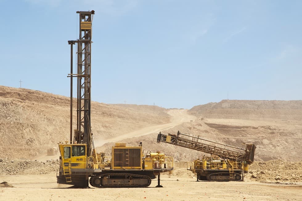 حفارتان روتاري في منجم مفتوح